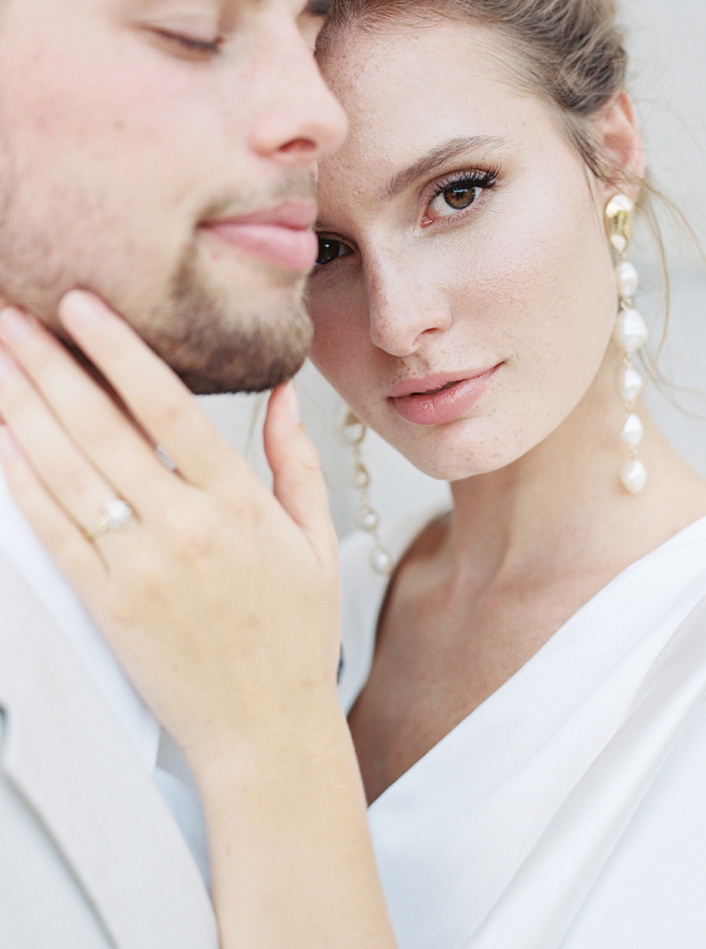 Simple all white modern elopement inspiration in Richmond, Virginia